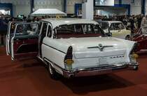 Weißer GAZ Tschaika von hinten fotografiert. Das Auto wurde auf der Carstyling Tuning Show, März 2017 ausgestellt.