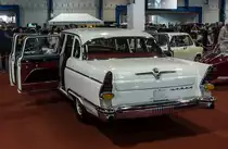 Weißer GAZ Tschaika von hinten fotografiert. Das Auto wurde auf der Carstyling Tuning Show, März 2017 ausgestellt.