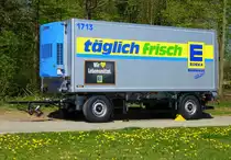 abgestellter 2-achsiger K�hlanh�nger f�r Lebensmittel, April 2017