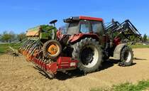 Case Allradschlepper, mit hydr.Lader vorn und Drillmaschine hinten, April 2017