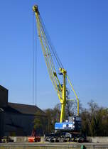 Liebherr LHM280 Mobilkran, steht im Rheinhafen von Neubreisach (Neuf-Brisach), max.Traglast 84 Tonnen, Ausladung bis 40m, Gewicht 241 Tonnen, Mrz 2017
