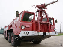 Das Flugfeldlöschfahrzeug АА-60 (MAZ-7310) im Nationalen Luftfahrtmuseum der Ukraine (Kiew, April 2016)