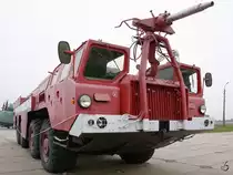 Das Flugfeldlöschfahrzeug АА-60 (MAZ-7310) im Nationalen Luftfahrtmuseum der Ukraine (Kiew, April 2016)