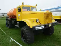 Ein KrAZ 255 mit Tankaufbau und Strahltriebwerk für die Flugfeldenteisung im Nationalen Luftfahrtmuseum der Ukraine (Kiew, April 2016)