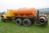 Ein KrAZ 255 mit Tankaufbau und Strahltriebwerk für die Flugfeldenteisung im Nationalen Luftfahrtmuseum der Ukraine (Kiew, April 2016)