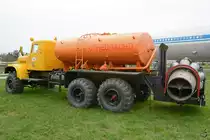 Ein KrAZ 255 mit Tankaufbau und Strahltriebwerk für die Flugfeldenteisung im Nationalen Luftfahrtmuseum der Ukraine (Kiew, April 2016)