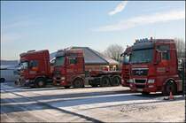 Das gute Wetter wurde genutzt um der Spedition PATZKIES einen Besuch abzustatten: Im Bild (v.l.n.r.) Scania Topline R480, MAN TGX 26.540, Actros MP2 2655, MAN TGX 26.540. (03.01.2009)
