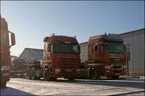 Der Actros MP3 2655 verbringt neben dem MAN TGX 26.540 die Wochenendruhe. Im Hintergrund ein DAF XF105.510. �ber Geschmack welcher Lampenb�gel sch�ner ist, kann man sich streiten. Der am DAF angebaut ist gef�llt mir pers�nlich gesehen nicht. (03.01.2009)
