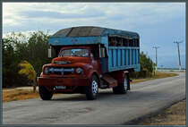 Ein alter Ford F-6 ist in Kuba noch immer im Einsatz. Wegen des schlecht ausgebauten ÖPNV-Netzes ist die Mitnahme von Personen auf Lkw weit verbreitet. (bei Trinidad, 25.03.2017)