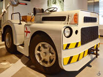 Ein Flughafenschlepper Clark CT80 im Verkehrshaus der Schweiz (Luzern, September 2011)