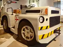 Ein Flughafenschlepper Clark CT80 im Verkehrshaus der Schweiz (Luzern, September 2011)