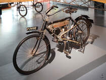 Ein frühes Motosacoche Fahrrad mit Hilfsmotor im Verkehrshaus der Schweiz (Luzern, September 2011)