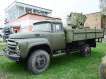 Ein Zil-130 mit aufgebautem Boden-Landescheinwerfer im Nationalen Luftfahrtmuseum der Ukraine (Kiew, April 2016)