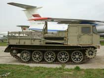 Der Raupenschlepper ATS-59G im Nationalen Luftfahrtmuseum der Ukraine (Kiew, April 2016)