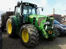 John Deere-6230; hat mit dem kleinen Viehtransporthänger noch eine Parklücke erwischt; 170404