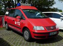 =VW Sharan der Werksfeuerwerk EVONIK Standort WORMS steht auf dem Parkgelände der RettMobil Fulda, Mai 2017