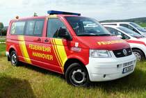 =VW T5 der Feuerwehr HANNOVER steht auf dem Parkplatz der RettMobil Fulda, Mai 2017