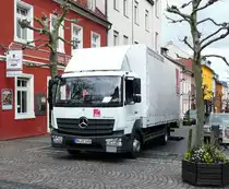 =MB Atego von  GEL Express  steht zur Entladung in Hünfeld, Mai 2017