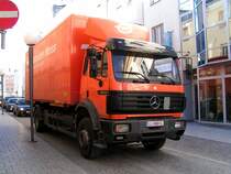 MB1831 soll einem Betrieb Waren zustellen, jedoch protestieren die nachfolgenden Fahrzeuge mit Hupen dieses Unterfangen; 081230