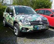 =VW Tiguan in ausgefallener Farbgebung, gesehen auf dem Parkplatz der RettMobil Fulda, Mai 2017