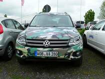 =VW Tiguan in ausgefallener Farbgebung, gesehen auf dem Parkplatz der RettMobil Fulda, Mai 2017