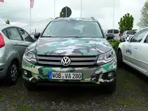 =VW Tiguan in ausgefallener Farbgebung, gesehen auf dem Parkplatz der RettMobil Fulda, Mai 2017