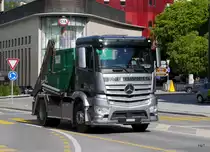 Mercedes Muldentransporter unterwegs in Sion am 09.05.2017
