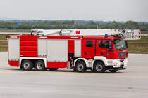Hubrettungslöschfahrzeug HLF 32-T (HLF 30/50-5 T 32) der Werkfeuerwehr Flughafen Leipzig/Halle, stationiert an der Feuerwache Ost. Aufgenommen am Flughafen Leipzig/Halle am 10.Mai 2017