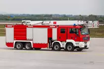 Hubrettungslöschfahrzeug HLF 32-T (HLF 30/50-5 T 32) der Werkfeuerwehr Flughafen Leipzig/Halle, stationiert an der Feuerwache Ost. Aufgenommen am Flughafen Leipzig/Halle am 10.Mai 2017