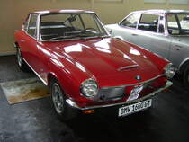 BMW 1600 GT. 1967 - 1968. Diesem Coupe war es als einzigem Modell aus dem Nachlaß der Firma Glas vergönnt, noch ein Jahr als BMW 1600 GT weiter gebaut zu werden. Die Front zierte jetzt allerdings die BMW-Niere und der Motor, das Getriebe und die Hinterachse stammten jetzt vom BMW 1600 TI. Für den Kaufpreis von DM 15850,00 bekam man einen Sportwagen, der aus seinem
4-Zylinderreihenmotor mit 1573 cm³ 105 PS leistet. Die Höchstgeschwindigkeit liegt bei 185 km/h. Automuseum Melle am 15.04.2017.