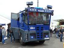 Bundespolizei Hünfeld Mercedes Benz Actros WAWE 10.000 (Wasserwerfer mit 10.000 Liter Tank) am 12.05.17 auf der RettMobil in Fulda. Gebaut wurde er bei Rosenbauer