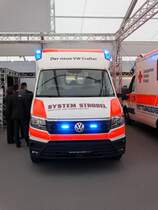 Ein neuer VW Crafter RTW mit System Strobel Aufbau am 12.05.17 auf der RettMobil in Fulda