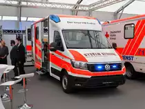 Ein neuer VW Crafter RTW mit System Strobel Aufbau am 12.05.17 auf der RettMobil in Fulda