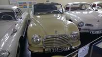 DKW F93 3=6 Sonderklasse Cabriolet Viersitzig. 1953 - 1955. Das abgelichtete Auto wurde bei Karmann in Osnabrück montiert. Ein solches Cabriolet schlug mit DM 7455,00 zu Buche. Der
3-Zylinderzweitaktreihenmotor hat einen Hubraum von 896 cm³ und leistet 34 PS. Automuseum Melle am 15.04.2017.