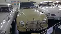 DKW F93 3=6 Sonderklasse Cabriolet Viersitzig. 1953 - 1955. Das abgelichtete Auto wurde bei Karmann in Osnabrück montiert. Ein solches Cabriolet schlug mit DM 7455,00 zu Buche. Der
3-Zylinderzweitaktreihenmotor hat einen Hubraum von 896 cm³ und leistet 34 PS. Automuseum Melle am 15.04.2017.