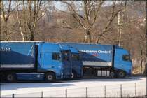 DAF XF105.460  SuperSpaceCab , MAN TGA 18.480 und dahinter zwei Volvo FH12 460PS. (03.01.2009)