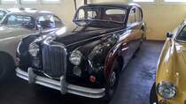 Jaguar MK IV. 1959 - 1961. Von diesem Modell verkaufte Jaguar ca. 10.000 Fahrzeuge. Die Motorisierung erfolgt durch einen 6-Zylinderreihenmotor, der aus 3781 cm³ Hubraum 223 PS leistet. Automuseum Melle am 15.04.2017.
