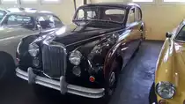 Jaguar MK IV. 1959 - 1961. Von diesem Modell verkaufte Jaguar ca. 10.000 Fahrzeuge. Die Motorisierung erfolgt durch einen 6-Zylinderreihenmotor, der aus 3781 cm³ Hubraum 223 PS leistet. Automuseum Melle am 15.04.2017.