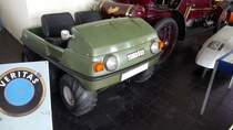 Solo 750. 1973 - 1980. Die Motorenfabrik Solo aus Sindelfingen fertigte dieses 6x6 Amphibienfahrzeug nur auf Bestellung. Es wurden ca. 100 Fahrzeuge produziert. Der Preis lag etwa bei DM 14000,00. Der 2-Zylinderzweitaktmotor hat einen Hubraum von 430 cm³ und leistet 20 PS. Auf der Straße erreicht dieser  Alleskönner  ca. 60 km/h und im Wasser 3 km/h. Automuseum Melle am 15.04.2017.
