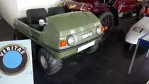 Solo 750. 1973 - 1980. Die Motorenfabrik Solo aus Sindelfingen fertigte dieses 6x6 Amphibienfahrzeug nur auf Bestellung. Es wurden ca. 100 Fahrzeuge produziert. Der Preis lag etwa bei DM 14000,00. Der 2-Zylinderzweitaktmotor hat einen Hubraum von 430 cm³ und leistet 20 PS. Auf der Straße erreicht dieser  Alleskönner  ca. 60 km/h und im Wasser 3 km/h. Automuseum Melle am 15.04.2017.