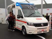 Ein neuer VW Crafter RTW mit WAS Aufbau am 12.05.17 auf der RettMobil in Fulda