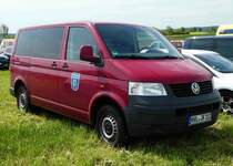 VW T5 der Feuerwehr SCHÖNWALDE, gesehen auf dem Parkplatz der RettMobil Fulda, Mai 2017