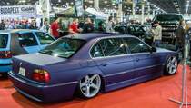 Schön getunter BMW 7 (E38) Rückansicht. Aufnahme: Automobil und Tuning Show, Budapest, März 2017.
