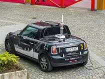 Mini One Pick Up mit einer Maquette des Fernsehturm Prag, gesehen am 21.04.2017.