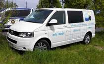 =VW T5 als Info-Mobil der Firma Hänsch, gesehen auf dem Parkplatz der RettMobil Fulda, Mai 2017