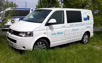 =VW T5 als Info-Mobil der Firma Hänsch, gesehen auf dem Parkplatz der RettMobil Fulda, Mai 2017