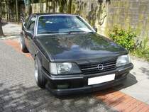 Opel Monza A2. 1983 - 1986. Der Monza wurde bereits 1978 vorgestellt. 1983 erfolgte ein  Facelift . Der Monza A2 war mit etlichen Motorisierungen lieferbar. Zwei 
4-Zylinderreihenmotoren mit 1979 cm³ und 110 PS, 2197 cm³ mit 115 PS und zwei
6-Zylinderreihenmotoren mit 2490 cm³ und 136 PS und 2968 cm³ mit 180 PS oder 156 PS mit einem geregelten Katalysator. Ibbenbüren brummt, am 23.04.2017. 
