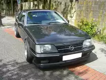 Opel Monza A2. 1983 - 1986. Der Monza wurde bereits 1978 vorgestellt. 1983 erfolgte ein  Facelift . Der Monza A2 war mit etlichen Motorisierungen lieferbar. Zwei 
4-Zylinderreihenmotoren mit 1979 cm³ und 110 PS, 2197 cm³ mit 115 PS und zwei
6-Zylinderreihenmotoren mit 2490 cm³ und 136 PS und 2968 cm³ mit 180 PS oder 156 PS mit einem geregelten Katalysator. Ibbenbüren brummt, am 23.04.2017. 