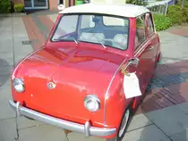 Glas Goggomobil Limousine. 1955 - 1969. Hier handelt es sich um eine Limousine die nach 1964 produziert wurde. Dieses ist an den vorn angeschlagenen Türen zu erkennen. Lieferbar war das Goggomobil mit folgenden 2-Zylinderzweitaktmotoren: 247 cm³ mit 13,6 PS, 296 cm³ mit 14,8 PS und 395 cm³ mit 20 PS. Ibbenbüren brummt, am 23.04.2017.