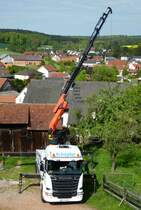 =Scania R580 der Firma  Schnabel  mit Palfinger-Kran steht auf einer Baustelle in Petersberg-Marbach, Mai 2017